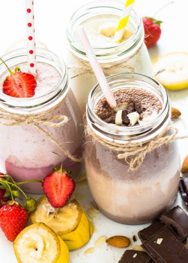 Muz çikolata ve çilek milkshake