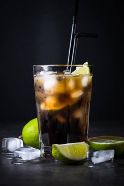 Cuba libre koyu arka plan üzerinde. 