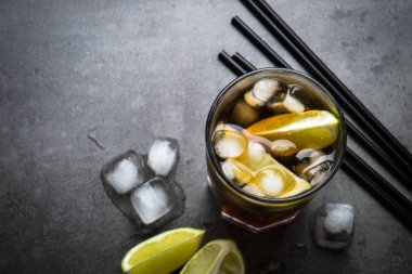 Cuba libre koyu arka plan üzerinde. 