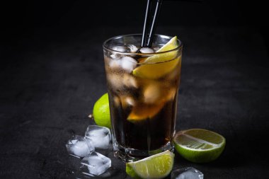 Cuba libre koyu arka plan üzerinde. 