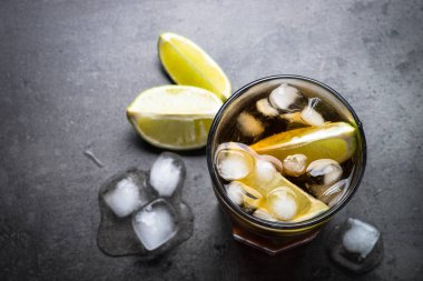 Cuba libre koyu arka plan üzerinde. 