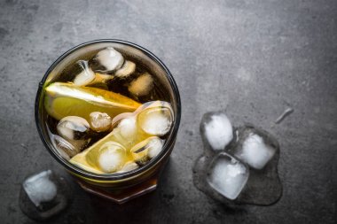 Cuba libre koyu arka plan üzerinde. 