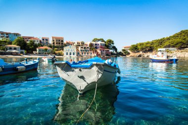 Bay Assos Köyü, Kefalonia Island, Yunanistan tekne. 