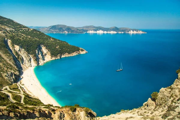 Myrtos öböl és strand Kefalonia, Görögország. — Stock Fotó