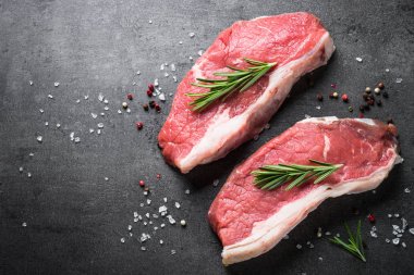 Otlar ve baharatlar ham sığır eti striploin biftek. 