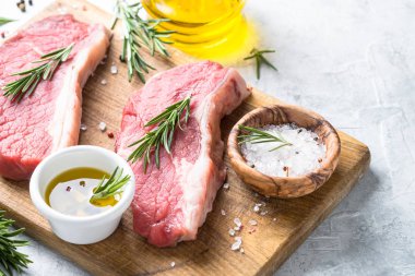 kesme tahtası üzerinde ham sığır eti striploin biftek. 