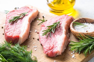 kesme tahtası üzerinde ham sığır eti striploin biftek. 
