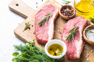kesme tahtası üzerinde ham sığır eti striploin biftek. 