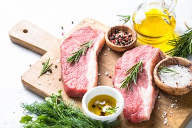 kesme tahtası üzerinde ham sığır eti striploin biftek. 