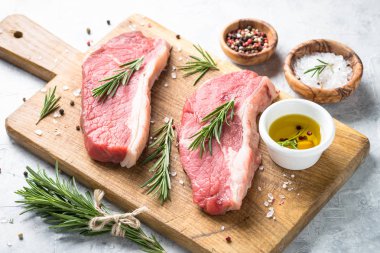 kesme tahtası üzerinde ham sığır eti striploin biftek. 