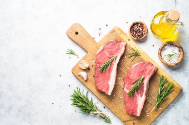 kesme tahtası üzerinde ham sığır eti striploin biftek. 