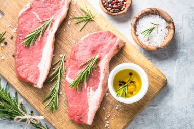 kesme tahtası üzerinde ham sığır eti striploin biftek. 