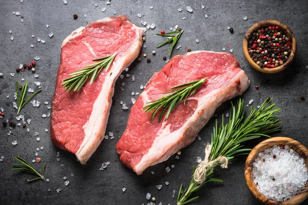 Gyógynövények és fűszerek nyers marha hátszín steak. — Stock Fotó