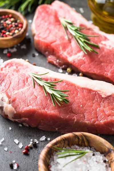 Ham sığır eti striploin biftek. — Stok fotoğraf