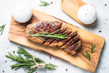 Kırmızı şarap ile sığır eti striploin biftek ızgara.