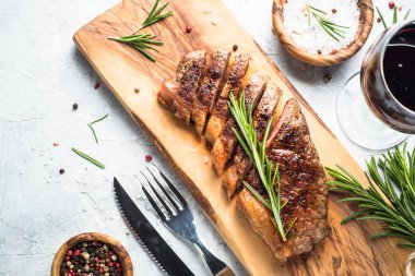 Kırmızı şarap cam ile ızgara sığır eti striploin biftek.