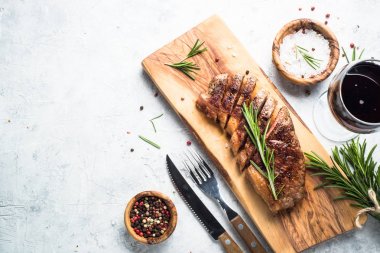 Kırmızı şarap ile sığır eti striploin biftek ızgara.