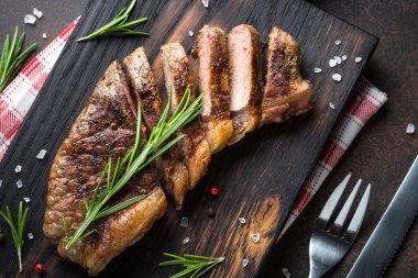 Izgara sığır eti striploin biftek.