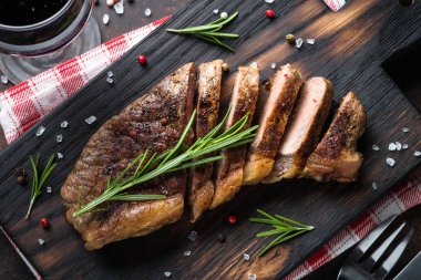 Izgara sığır eti striploin biftek.