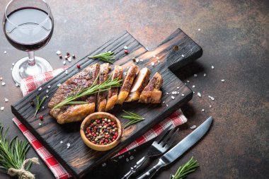 Izgara sığır eti striploin biftek.