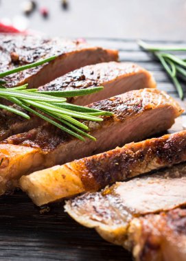 Kırmızı şarap ile ızgara sığır eti biftek.