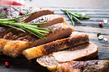 Izgara sığır eti striploin biftek.