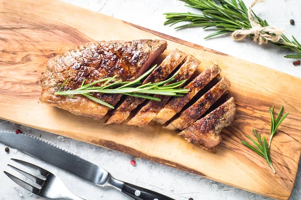 Carne a la parrilla bistec striploin . —  Fotos de Stock