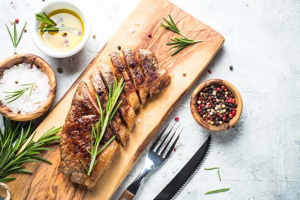 Filete a la parrilla de bistec con vino tinto . —  Fotos de Stock