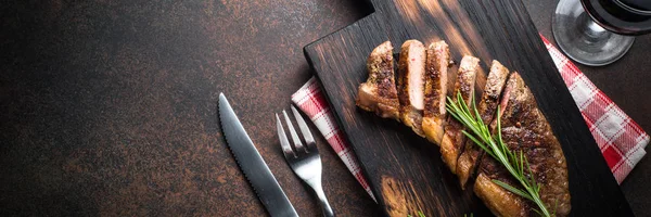 Grilled beef striploin steak top view. — Stock Photo, Image