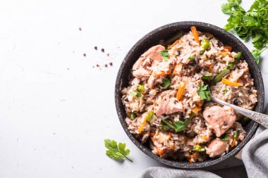 Hindi eti ve kahverengi pirinç pilavı.