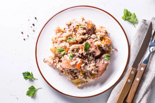 Pilaf mit Putenfleisch und braunem Reis. — Stockfoto
