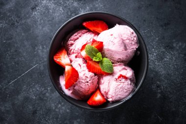 Çilekli dondurma siyah. Üstten Görünüm. 