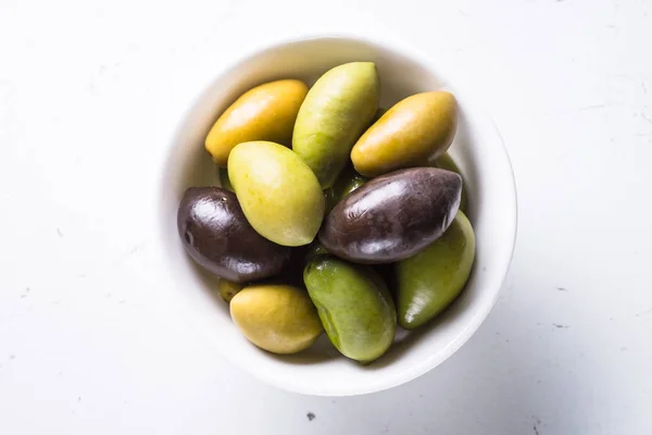 Oliven auf weiß. — Stockfoto