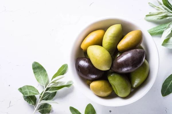 Olive su bianco . — Foto Stock