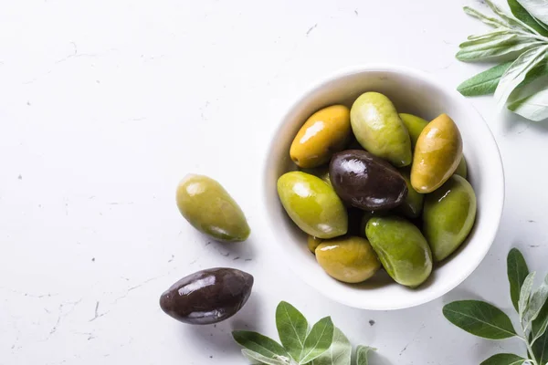 Oliven auf weiß. — Stockfoto
