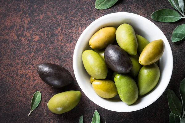 Оливки и оливковое масло на каменном столе . — стоковое фото