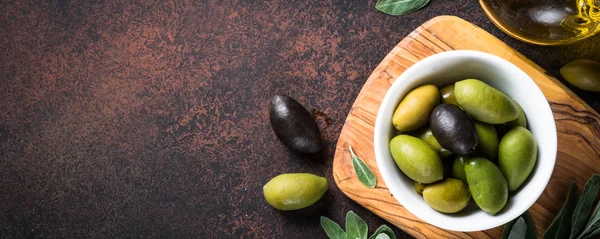 Oliwki i oliwa z oliwek na ciemny Blat kamienny Zobacz. — Zdjęcie stockowe