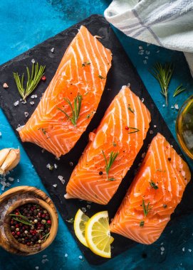 Taze balık. Somon fileto.