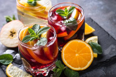 Sangria ile meyve, buz ve nane cam. 