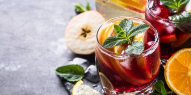 Sangria ile meyve, buz ve nane cam. 