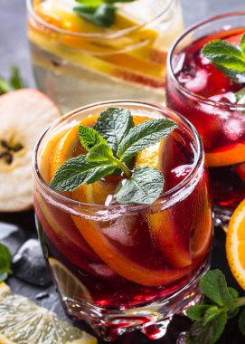 Sangria ile meyve, buz ve nane cam. 