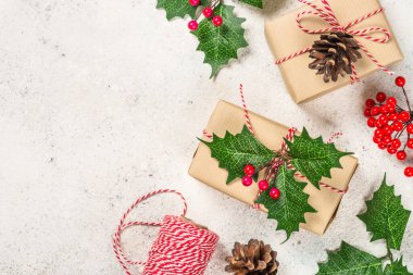 Noel hediyelerini beyaza sarmak.