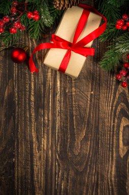 Noel düz arka planı mevcut ve dekorasyonlu.