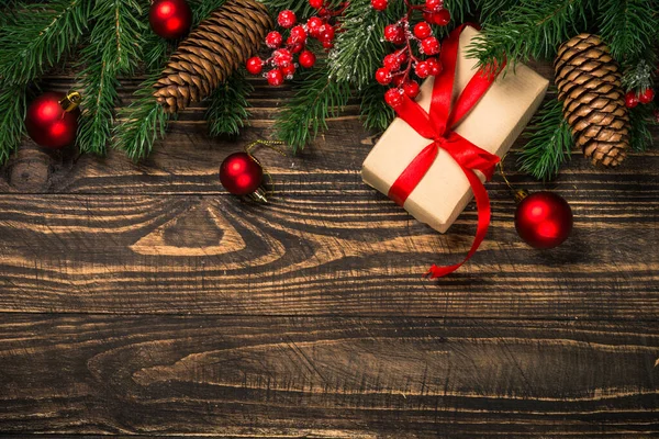 Різдвяний плоский лежачий фон з подарунком та прикрасами . — стокове фото