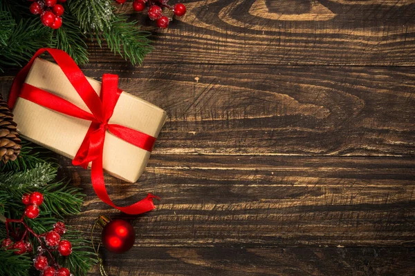 Різдвяний плоский лежачий фон з подарунком та прикрасами . — стокове фото