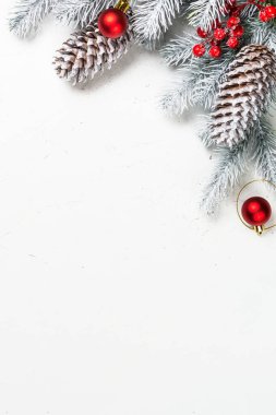 Noel arkaplanı köknar ağacı ve beyaz süslemeler.