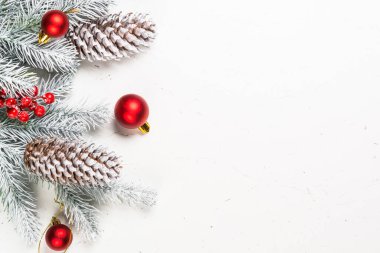 Noel arkaplanı köknar ağacı ve beyaz süslemeler.