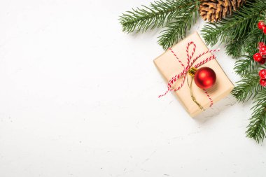 Noel arkaplanı köknar ağacı ve beyaz süslemeler.