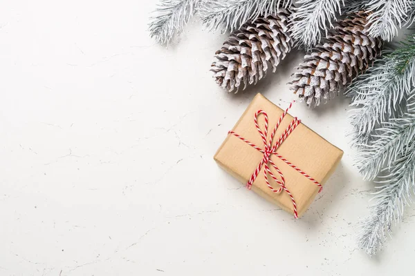 Weihnachtsgeschenke auf Weiß verpacken. — Stockfoto