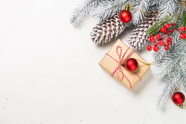 Περιτύλιγμα χριστουγεννιάτικων δώρων σε λευκό. — Φωτογραφία Αρχείου